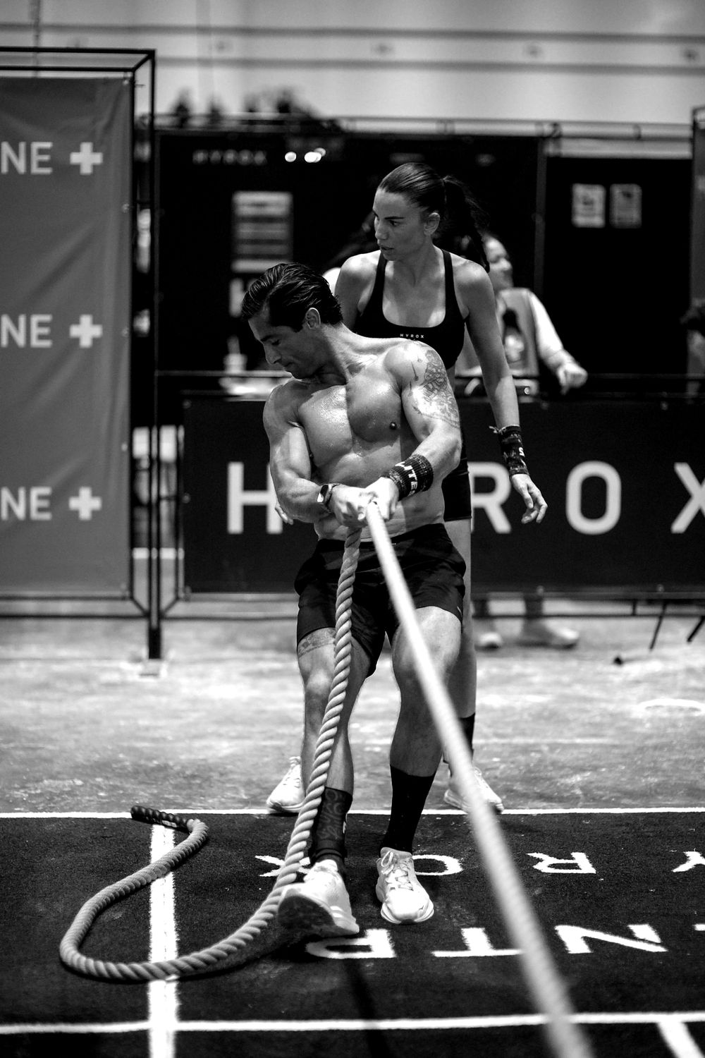 Óscar en el sled pull con Jara detrás